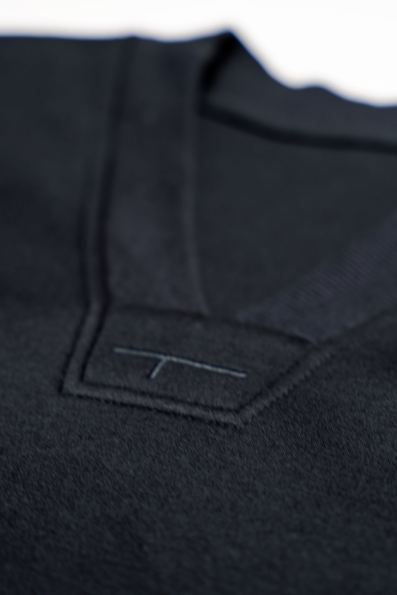 TR02 – V-NECK ALL BLACK