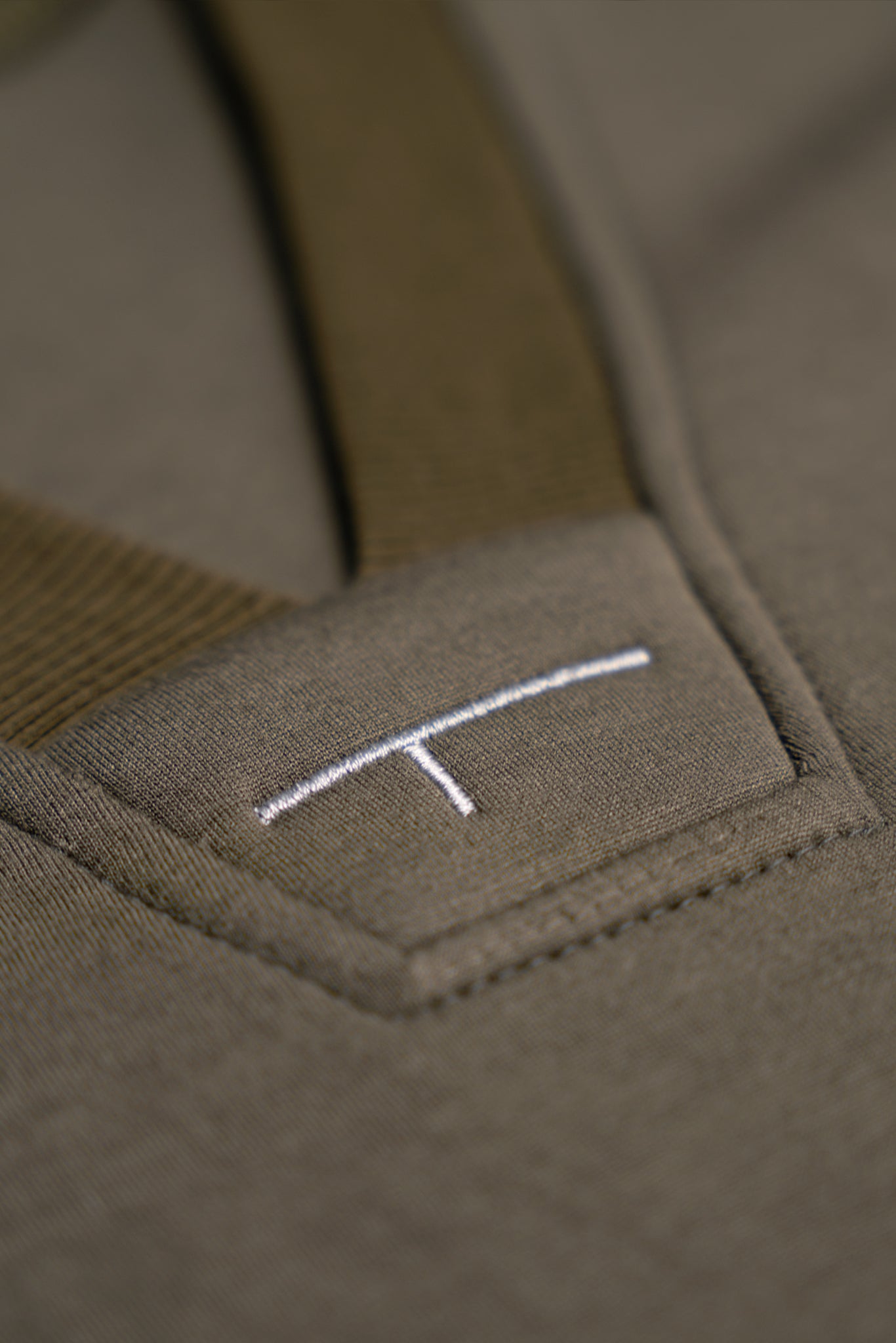 TR02 – V-NECK OLIVE/SILVER