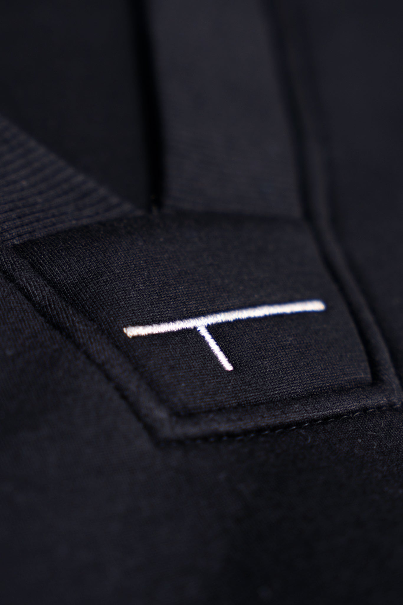 TR02 – V-NECK BLACK/SILVER