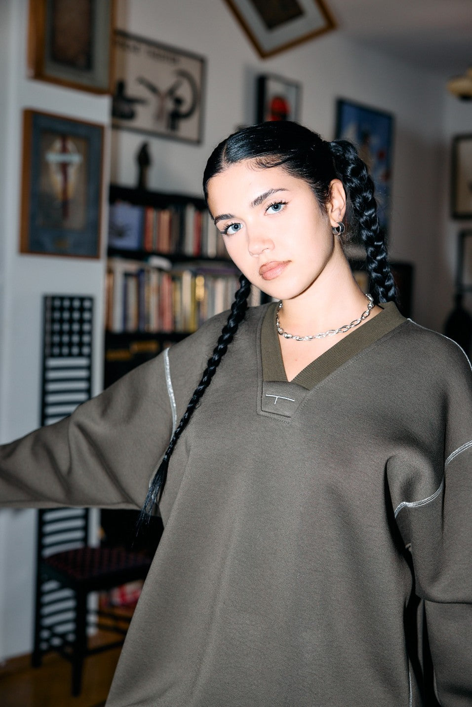 TR02 – V-NECK OLIVE/SILVER