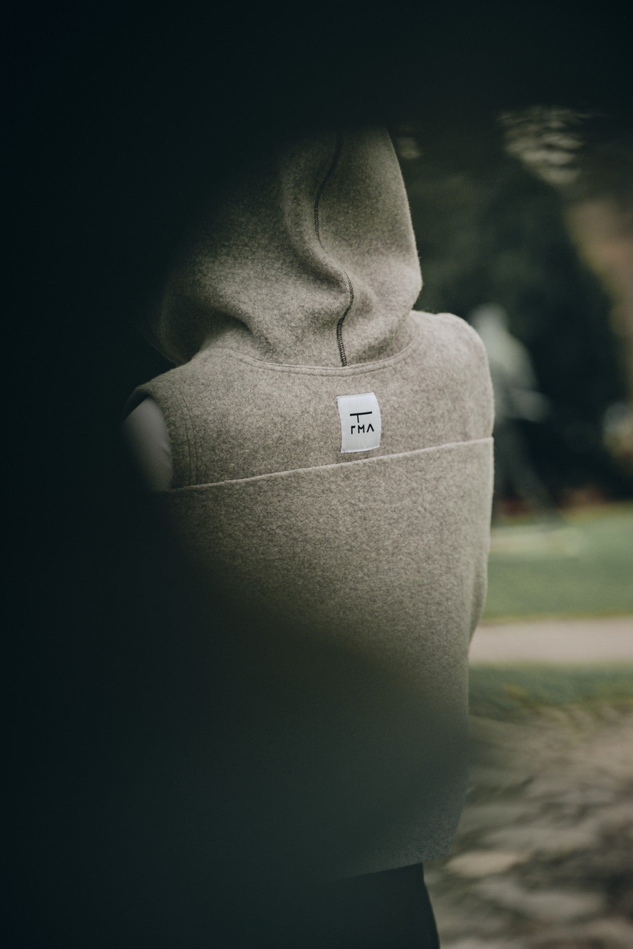 TR03-HB01-GRY - GREY HOODIE BIB